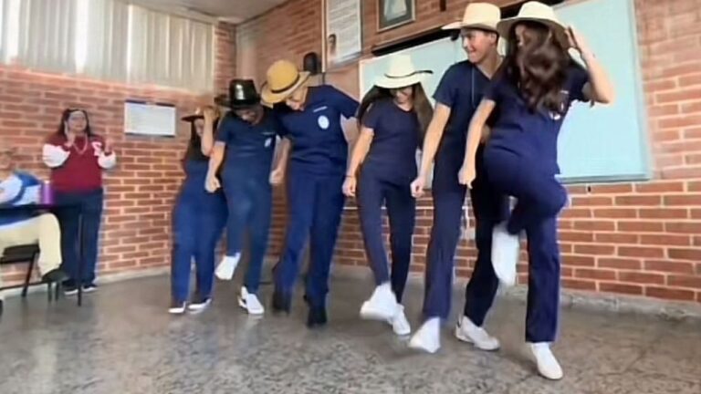 Universitarios hondureños bailan en TikTok para pasar una clase