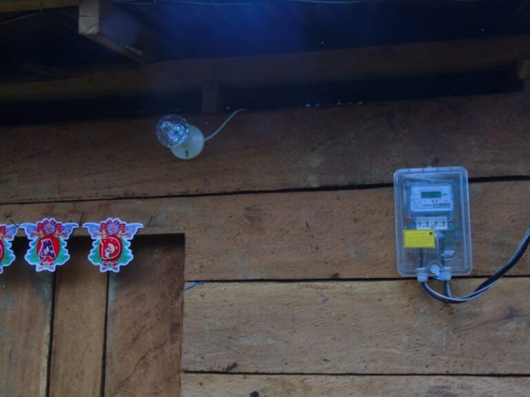 Familias de San Lucas cuentan con energía eléctrica