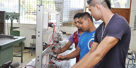 Jóvenes inician sus estudios en el Centro Tecnológico Simón Bolívar