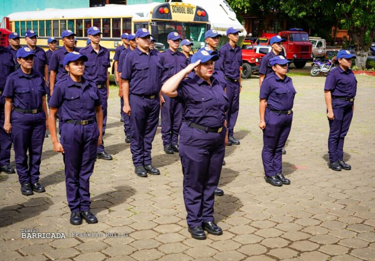 Nuevos miembros de la Academia de Bomberos se capacitan