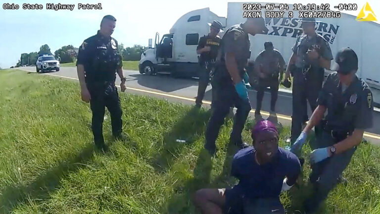 Perro ataca a hombre afroamericano por orden de un policía en Ohio, EEUU