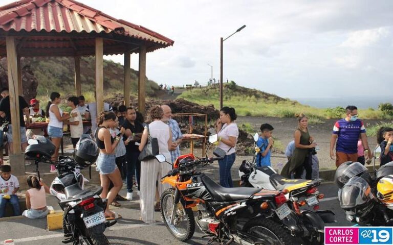 Familias visitan el Parque Natural Volcán Masaya