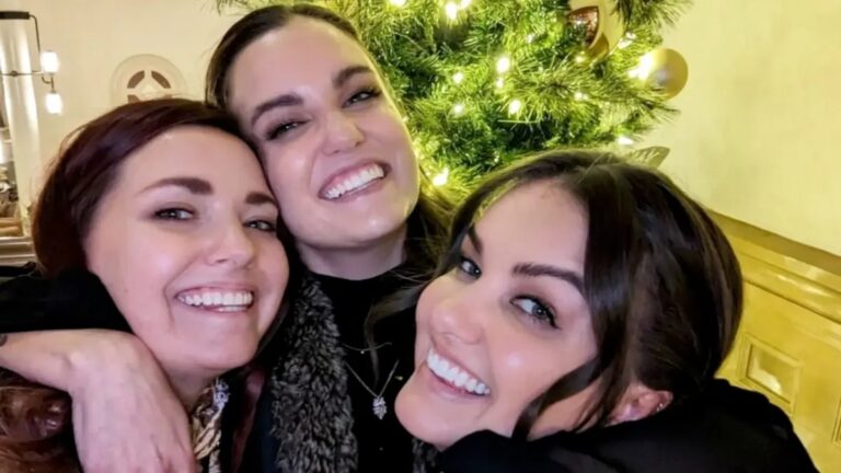 Trillizas descubren que eran hermanas