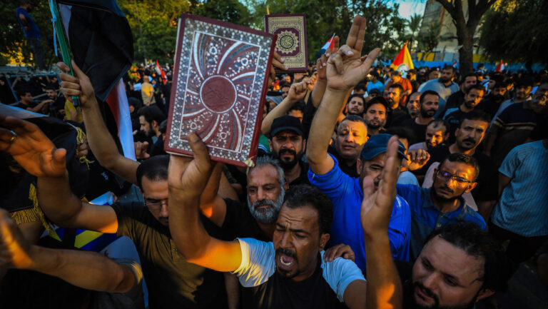 Activistas daneses queman un Corán frente a las embajadas de Egipto y Turquía