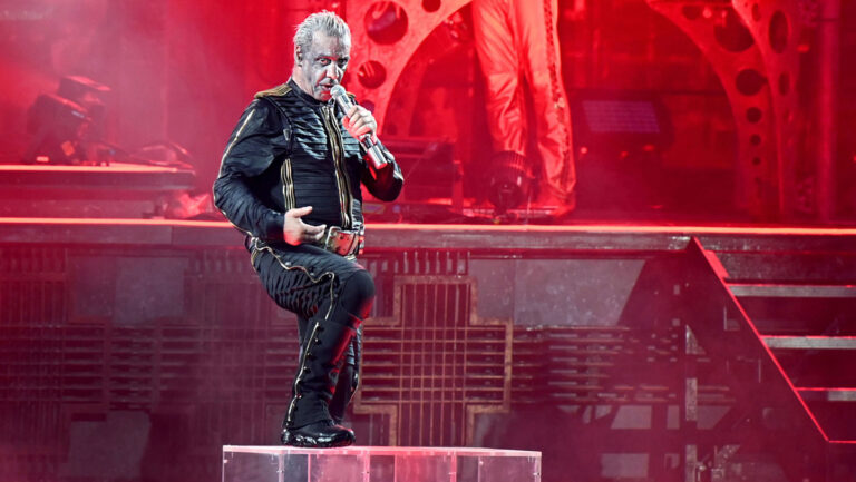 Vocalista de Rammstein es acusado por delitos sexuales