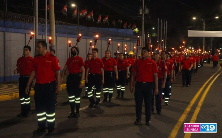Celebran el 77 aniversario del Benemérito Cuerpo de Bomberos con desfile de antorcha