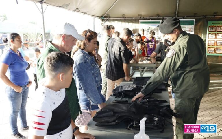 Familias disfrutan la exposición estática del Ejército de Nicaragua
