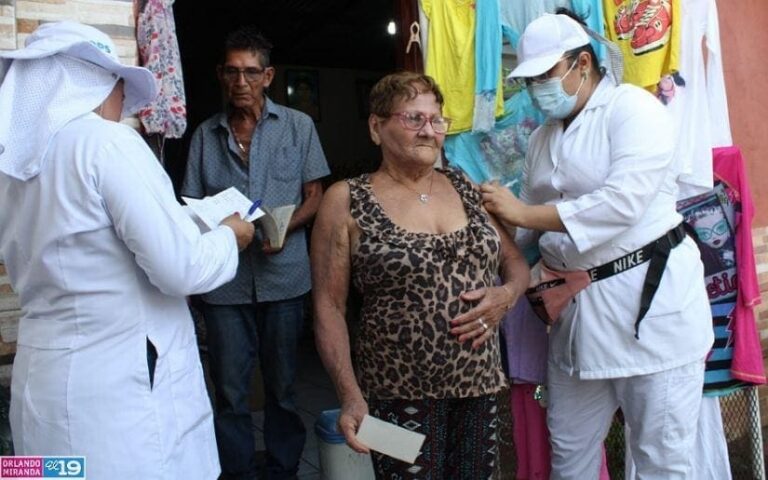 Familias del distrito dos de Managua son vacunadas contra el COVID-19