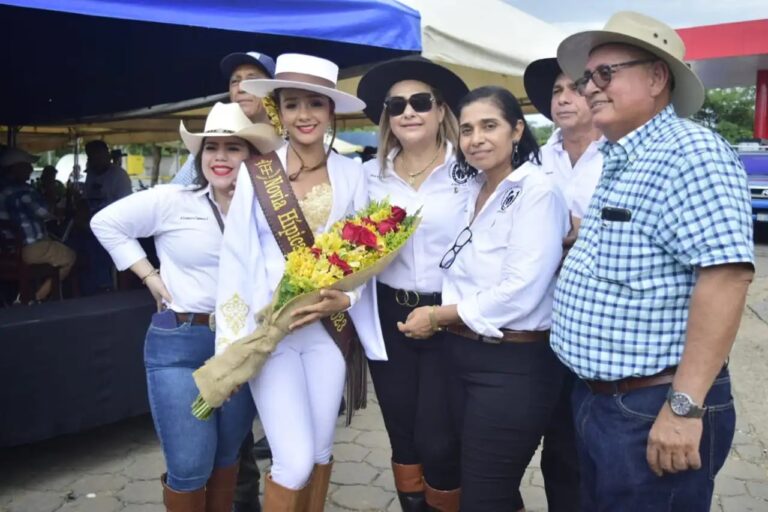 Realizan desfile hípico en honor a Santa Ana en El Suace