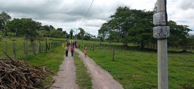 Llevan la energía eléctrica a la comunidad “Las Neblinas”, Jalapa