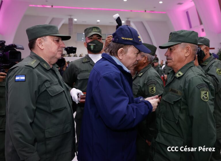 Imponen medalla de honor a destacados militares de la Fuerza Aérea