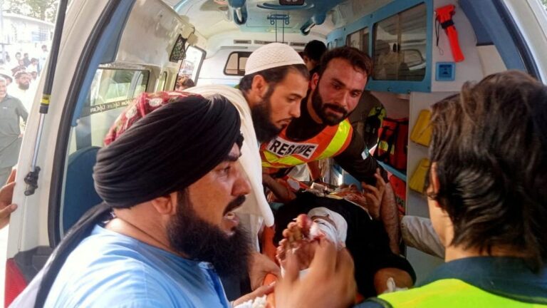 Incrementa a 54 los muertos por el atentado suicida en Pakistán