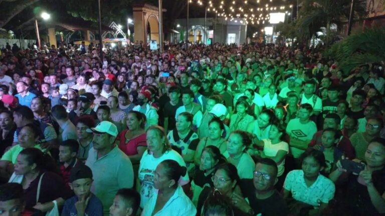 Familias bailan al ritmo de música chinamera con Gustavo Leyton en Jinotepe