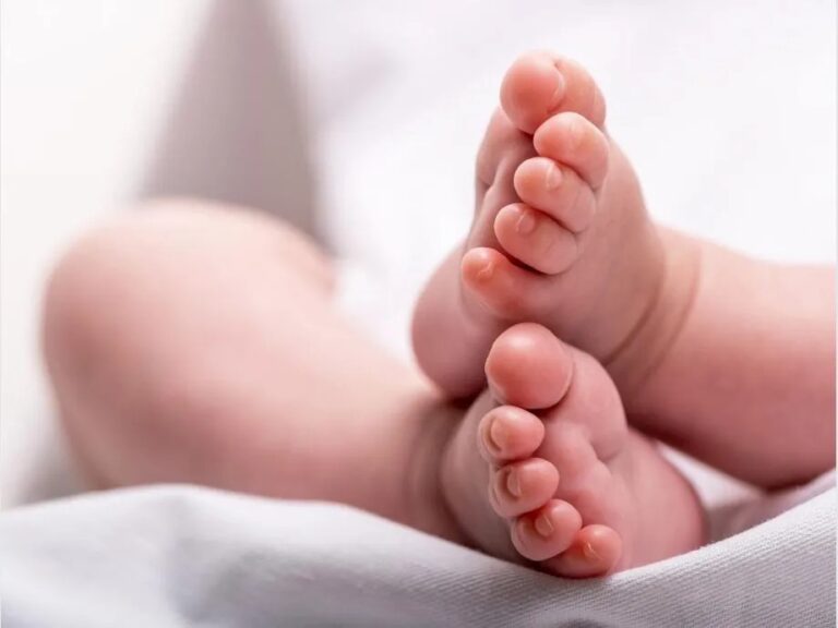 Vende a su bebé para comprarse el iPhone 14