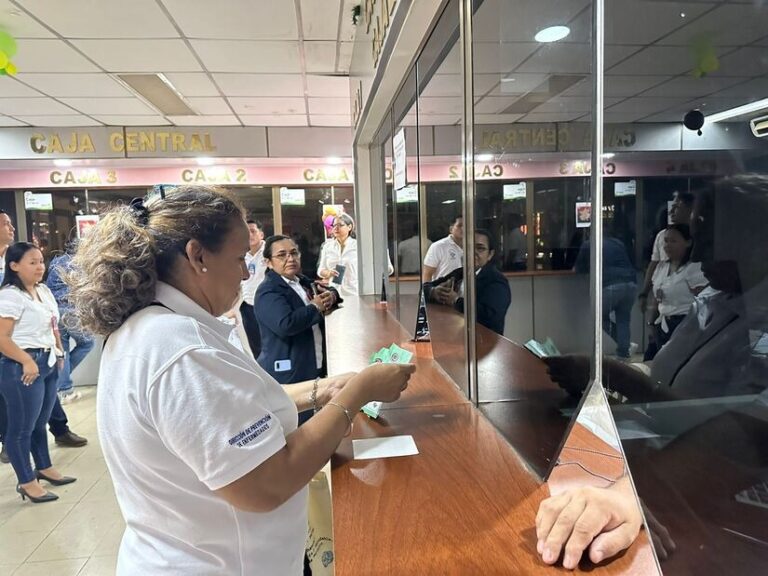 Servidores Públicos del MINSA reciben su pago del mes de agosto