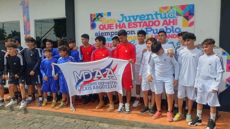 Entregan uniformes a equipos deportivos de Managua