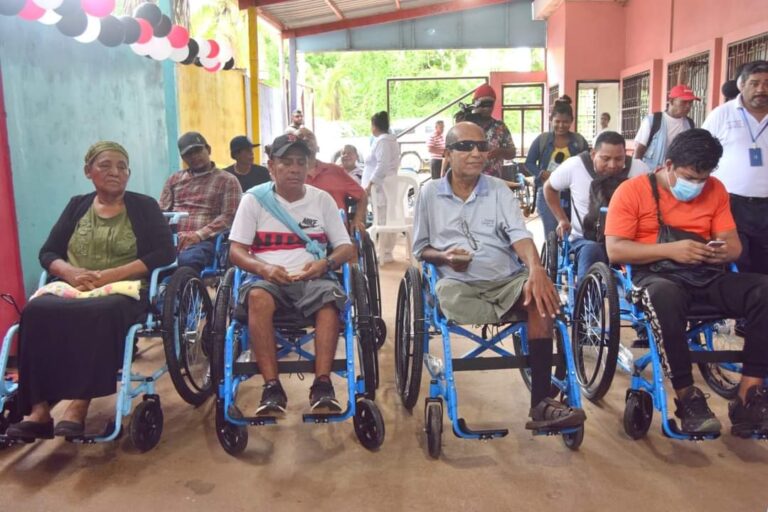 Entregan medios auxiliares a personas con discapacidad físico-motora