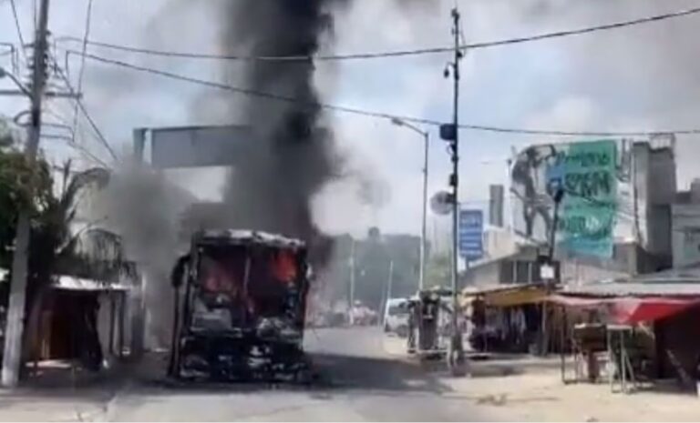 Hombres armados queman 11 vehículos en México