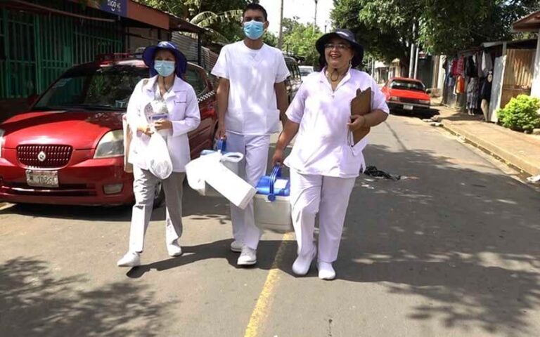 Vacunan contra la Covid-19 a familias habitantes del barrio Boer