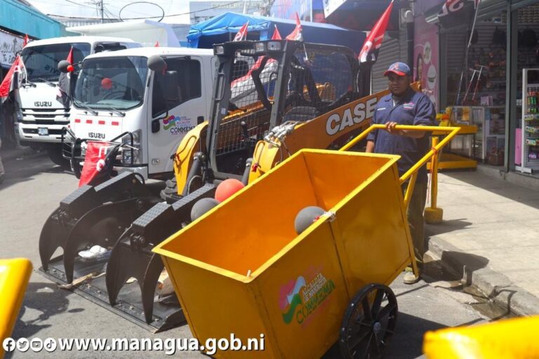ALMA entrega 3 nuevas unidades de limpieza en el Mercado Oriental