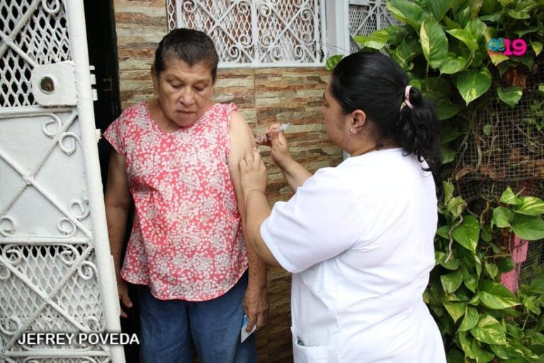 Aplican vacunas contra el COVID-19 a familias del barrio Pantasma