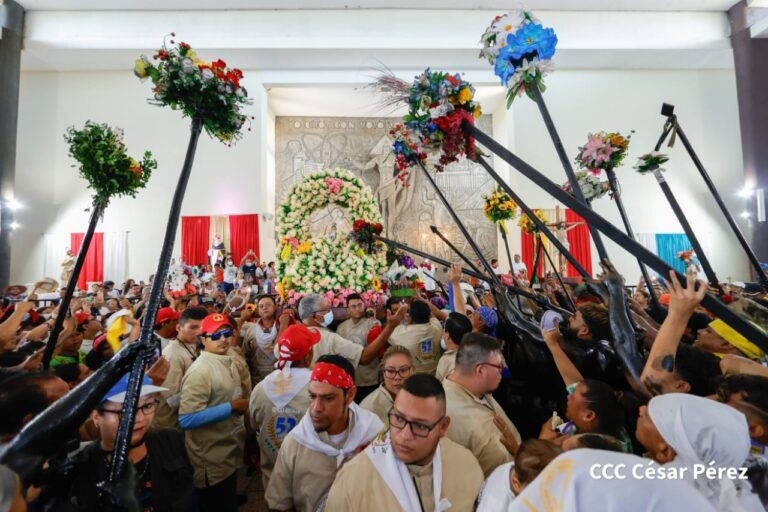 Santo Domingo de Guzmán inicia su recorrido para regresar a su morada en Las Sierritas