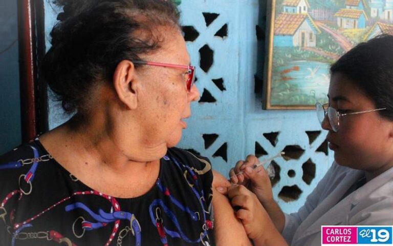 Vacunan contra la covid-19 a familias del barrio Omar Torrijos