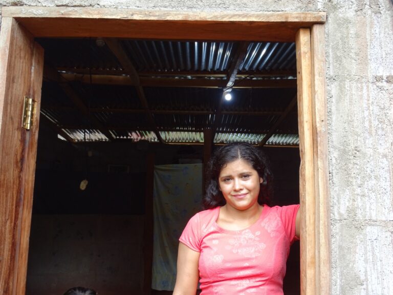 Familias de El Naranjo-Sector La Cascarilla gozan de energía eléctrica