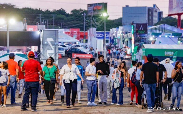 Familias aprovechan el fin de semana para visitar la Feria Ganadera 2023