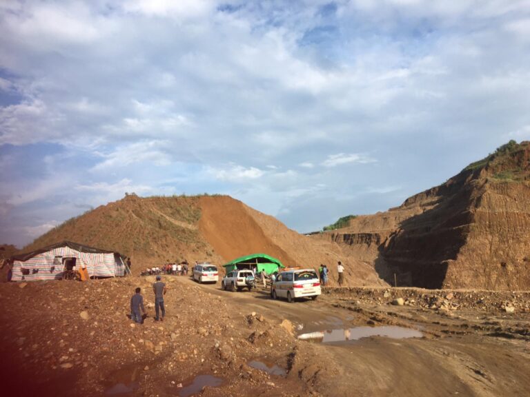 Deslizamiento de tierra en Myanmar deja 2 muertos y 30 desaparecidos