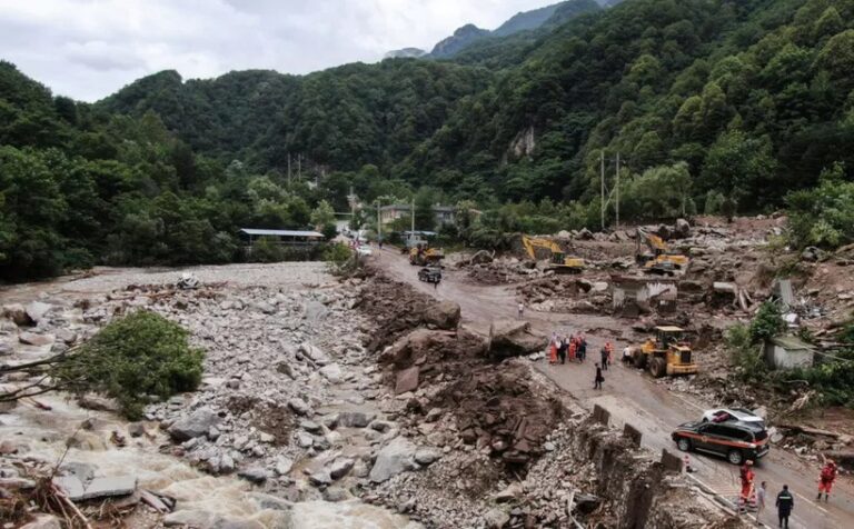 Aumenta a 21 los fallecidos por deslizamiento de lodo en China