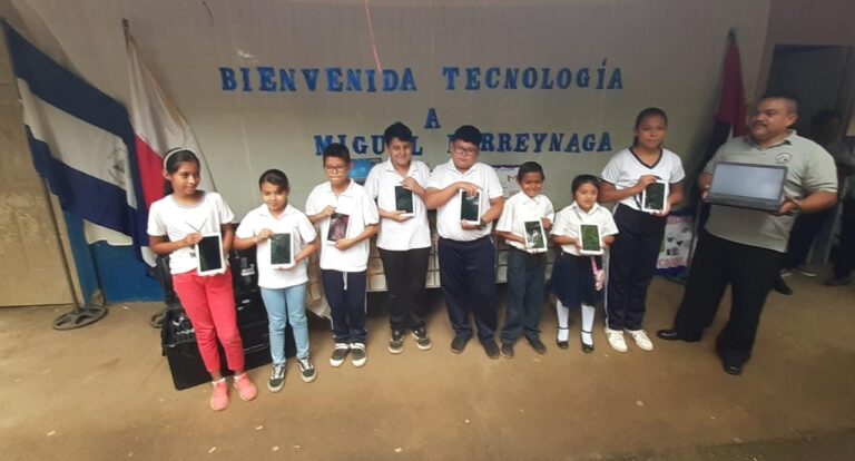 Estudiantes reciben equipos móviles