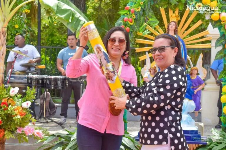 Entregan medalla de madera a la mayordoma de las fiestas patronales en Ocotal