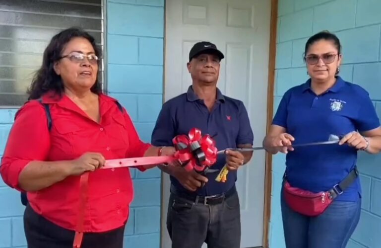 Autoridades entregan 4 viviendas dignas a familias de Dolores-Carazo
