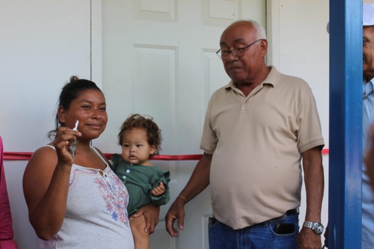 Familia de Nandaime recibe las llaves de su nueva vivienda