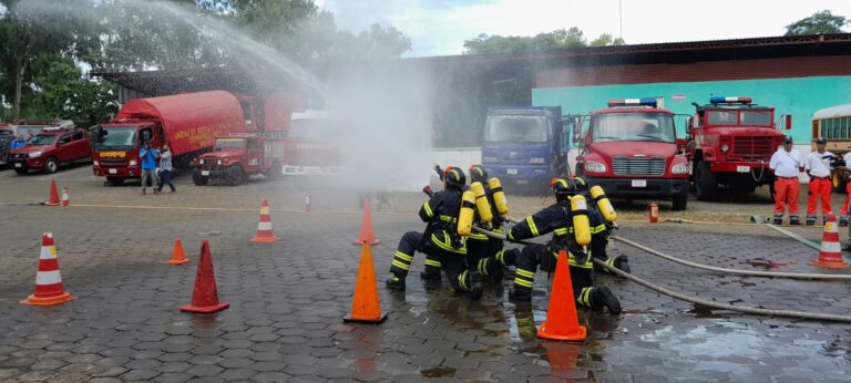 Aspirantes a bomberos demuestras sus habilidades en extinción de incendios