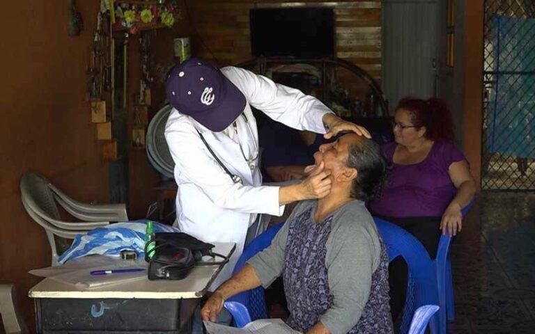 Familias del barrio Rafael Ríos reciben atención médica a través de una Feria de Salud