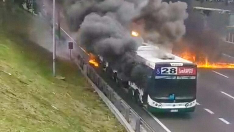 Pasajeros bajan justo antes de que se incendiara el bus en el que iban