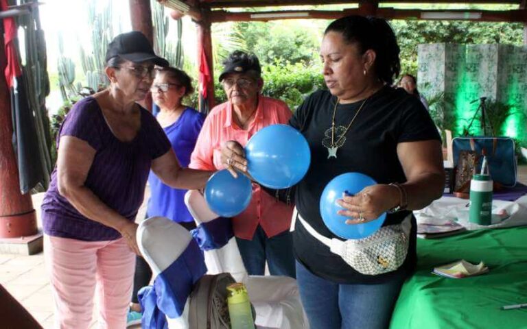 Imparten taller sobre creación de bouquet de globos