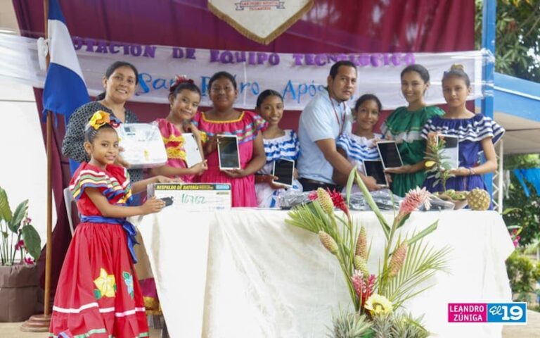 Dotan de equipos tecnológicos a colegio público de Ticuantepe