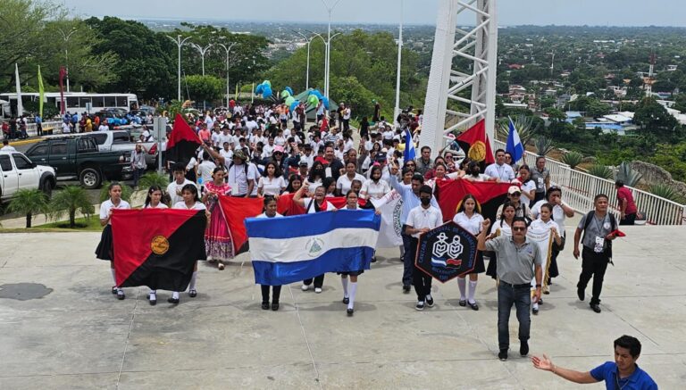 Estudiantes caminan en celebración al 43 Aniversario de la Cruzada de Alfabetización