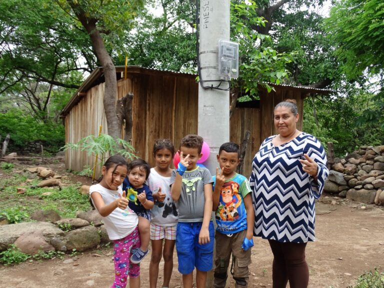 Llevan energía eléctrica a 148 viviendas de San Juan de Río Coco