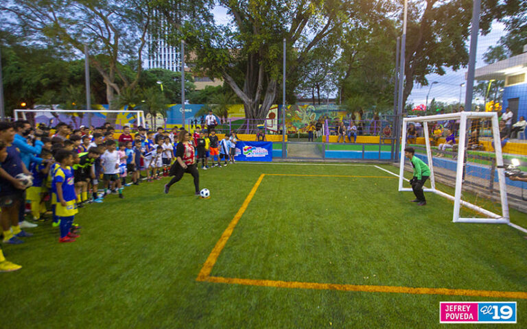 Rehabilitan canchas de fútbol del parque Luis Alfonso Velásquez