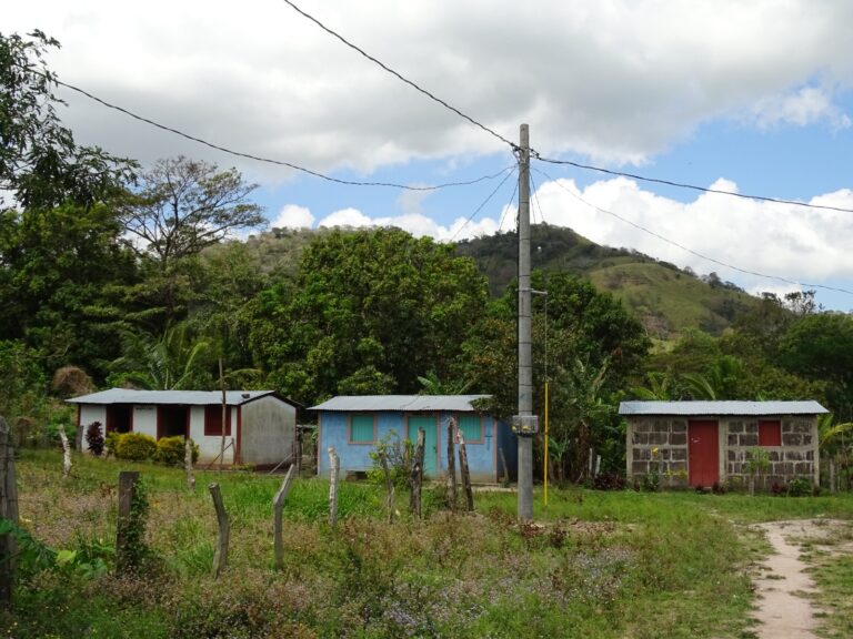 Llevan la energía eléctrica a 31 viviendas de una comunidad de Río Blanco