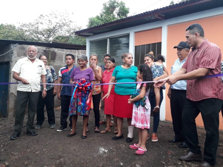 Entregan cinco viviendas dignas en Juigalpa