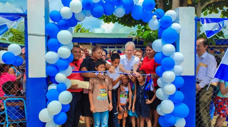 Inauguran obras de mejoras en un colegio de Rosita