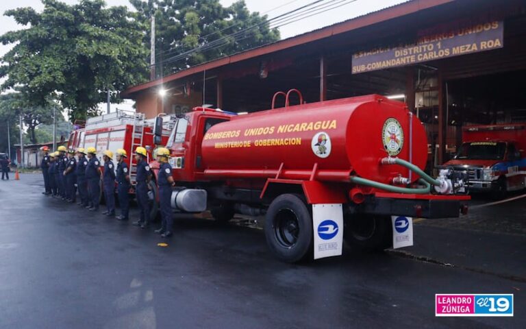 Trasladan 2 camiones cisternas para la Estación de Bomberos en El Tortuguero