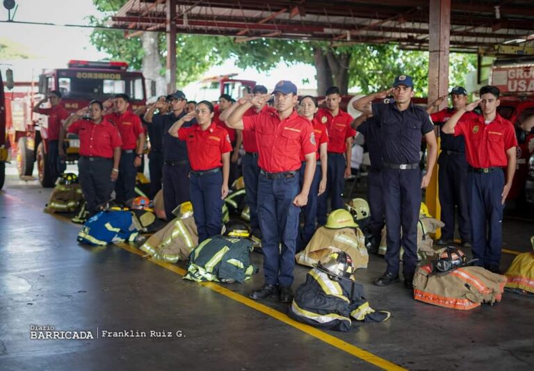 Bomberos son capacitados en extinción de incendios