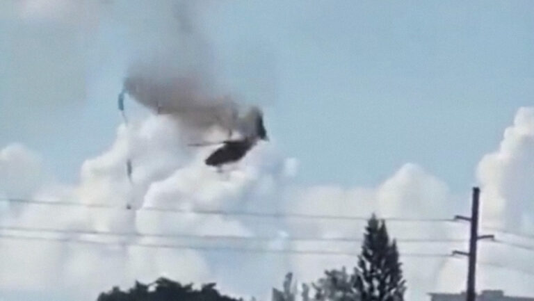 Helicóptero de bomberos se estrella contra un edificio en Miami