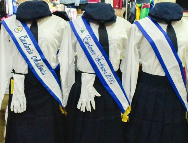 Comerciantes ofrecen descuentos en uniformes y trajes folclóricos